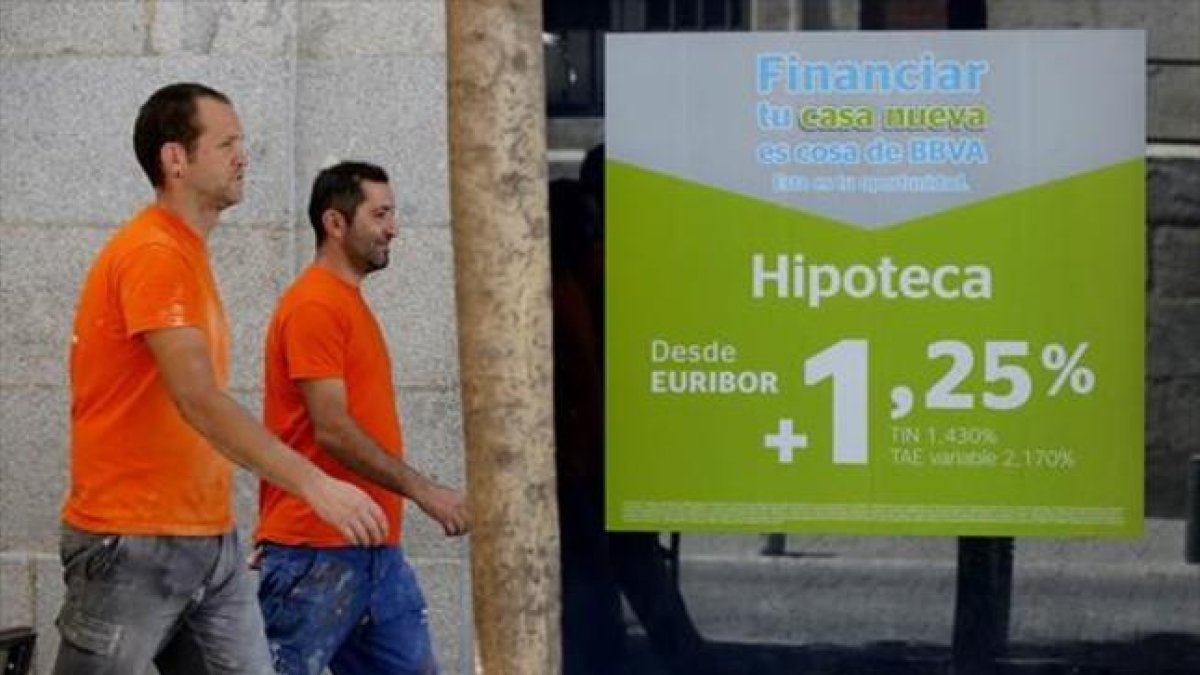 Un anuncio de hipotecas en el escaparate de una oficina bancaria, el pasado agosto en Madrid.