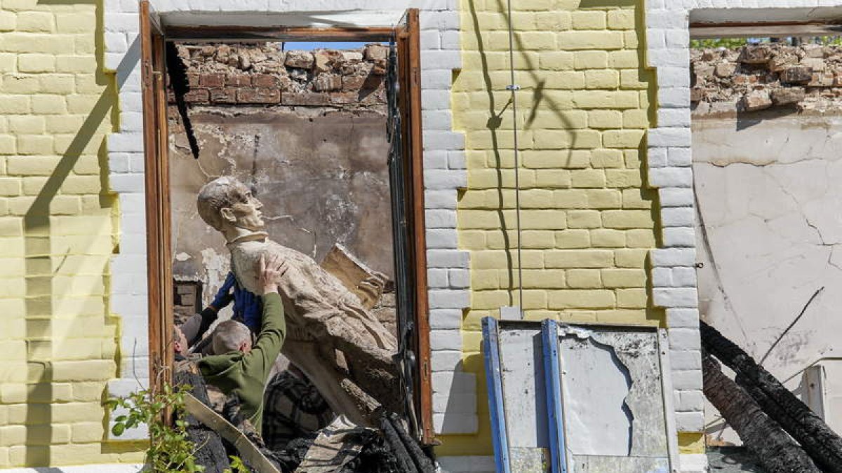 Imagen de un edificio dañado en Skovorodynivka. SERGEY KOZLOV
