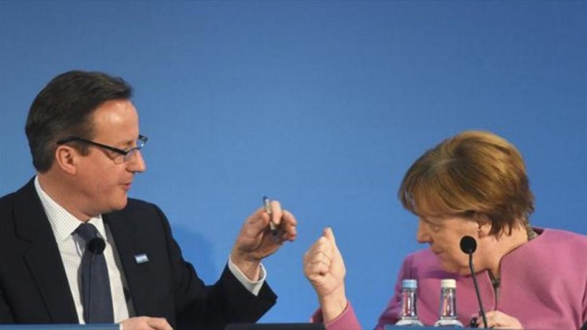 El 'premier' británico, David Cameron, y Merkel, en una cumbre sobre Siria, el pasado febrero en Londres.