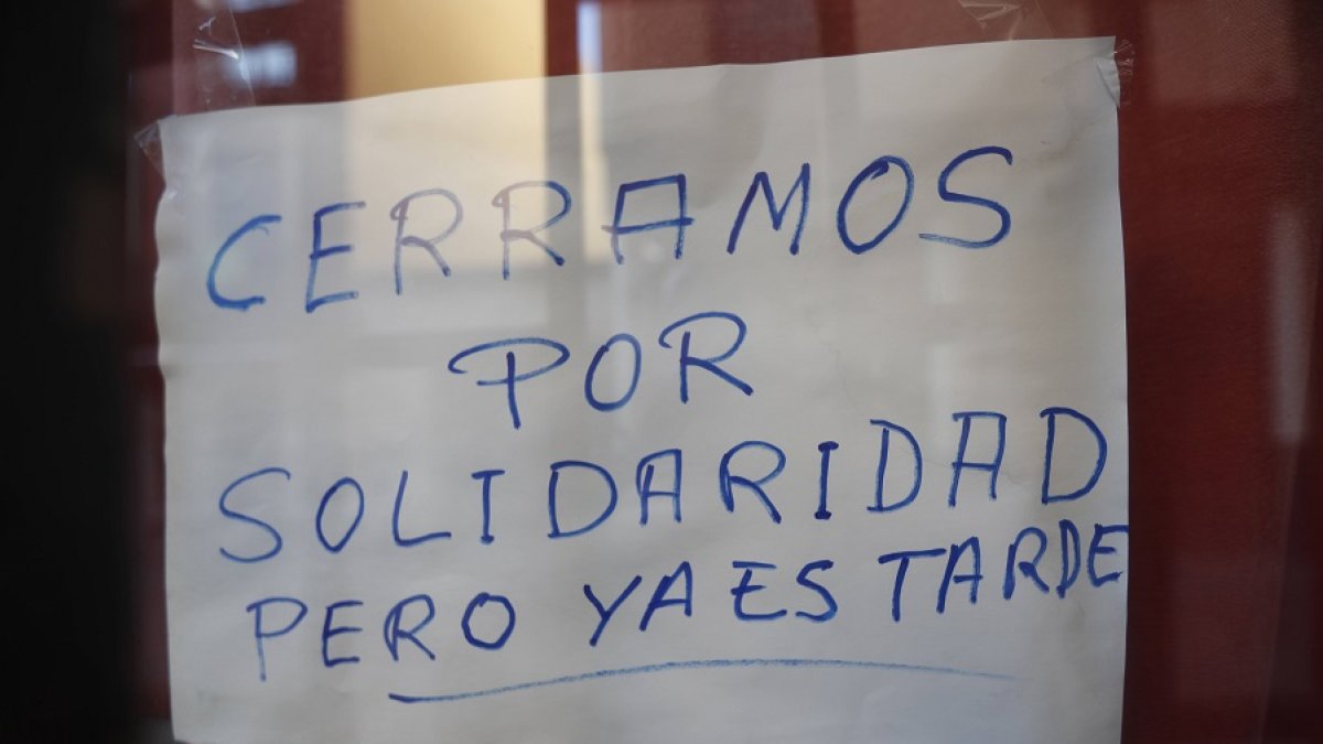Cartel colocado en la puerta de un negocio en León. JESÚS F. SALVADORES