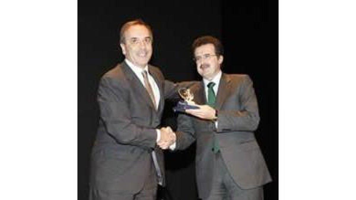 El ministro recibe el premio de manos de José Luis Ulibarri | Jesús