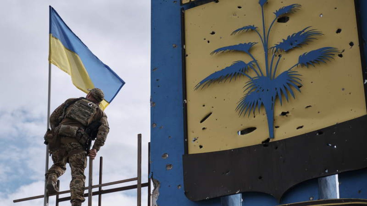 Un soldado coloca la bandera de Ucrania en Kharkiv. YEVGEN HONCHARENKO