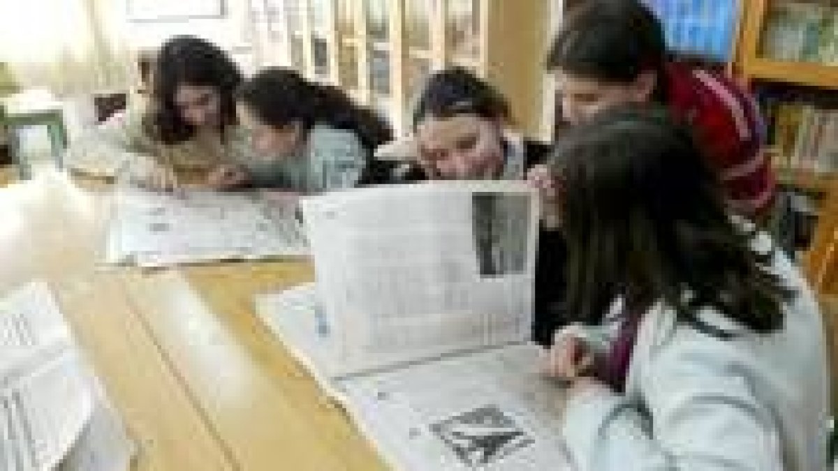 Los niños leen el periódico para poder aplicar después todas las técnicas