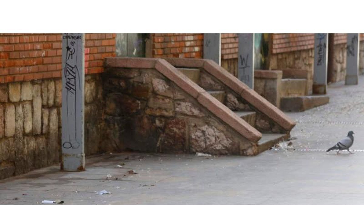 Los ciudadanos son especialmente sensibles a la limpieza de las calles, que perciben como mala en la capital leonesa. FERNANDO OTERO