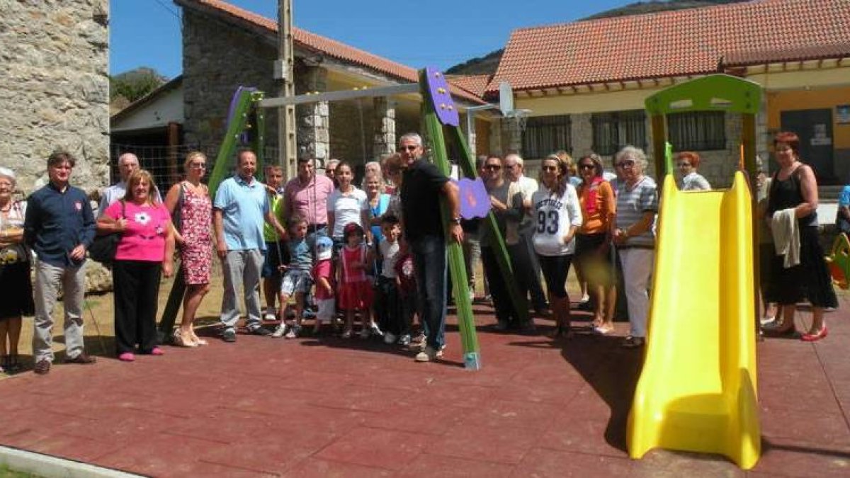 El alcalde, junto a los vecinos, en el nuevo parque.