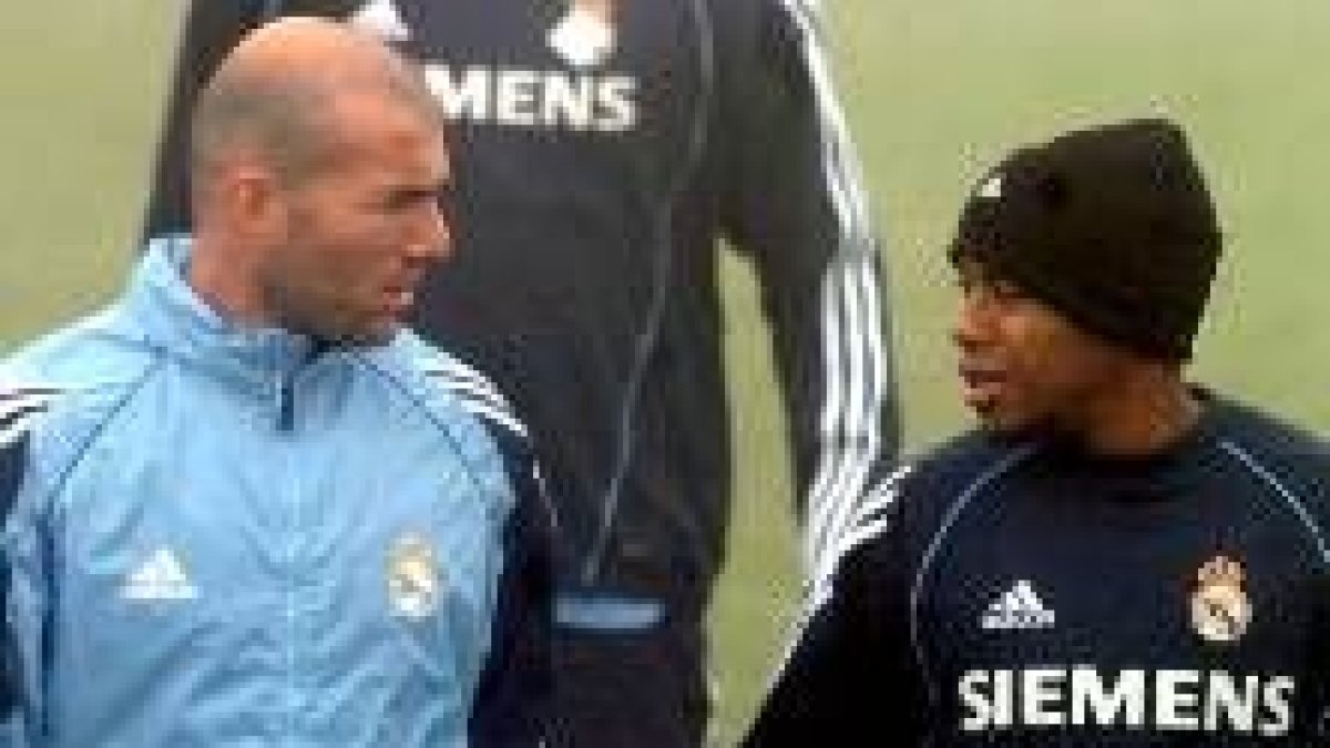 Zidane y Robinho conversan durante un entrenamiento del Madrid