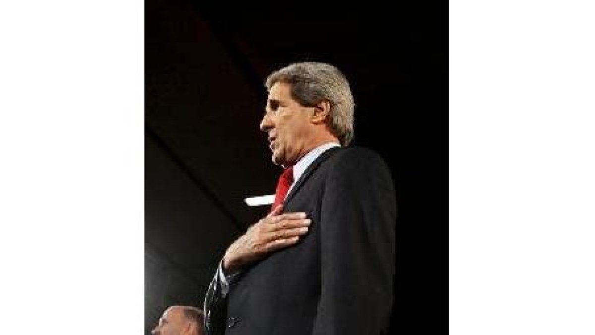 Kerry canta el himno americano en un mitin en Wisconsin