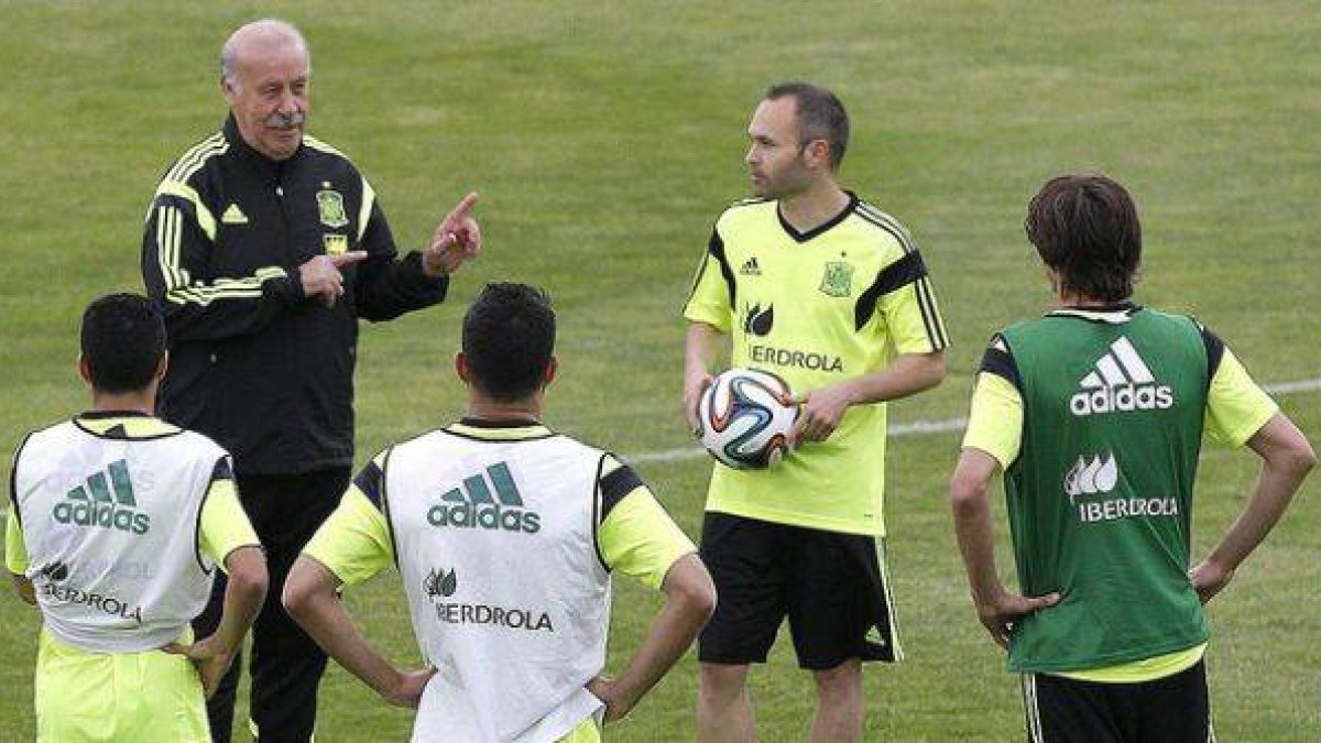 Vicente del Bosque, rodeado de jugadores de la selección, durante uno de los últimos entrenamientos de España en la Ciudad del Fútbol de Las Rozas.