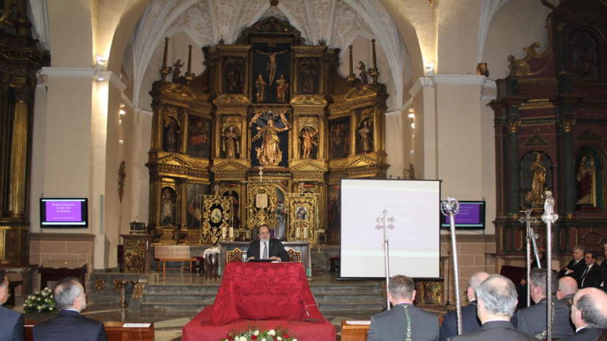 José Dionisio Colinas pregona la Semana Santa, en la iglesia de Santa María. A. VALENCIA