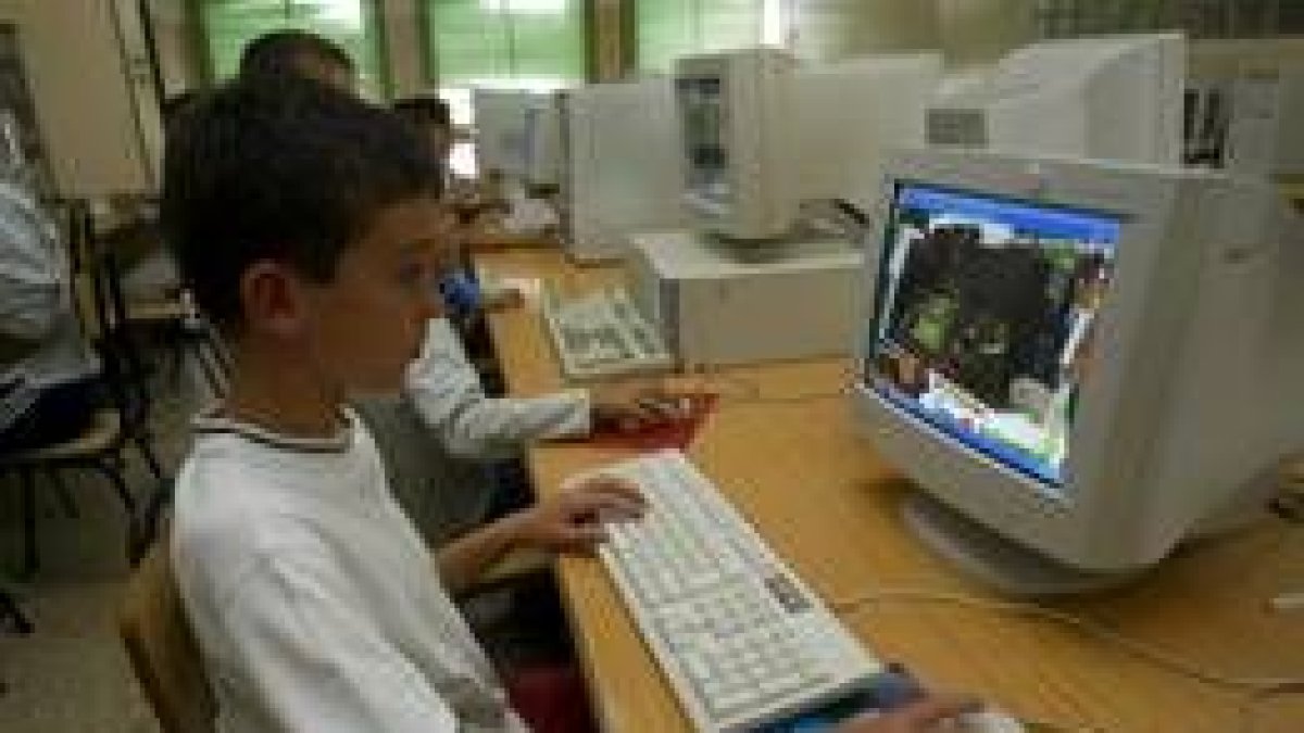 Un alumno practica con las nuevas tecnologías