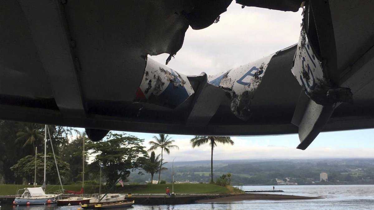 El agujero en el techo del barco causado por la bomba de lava del volcán Kilauea. /