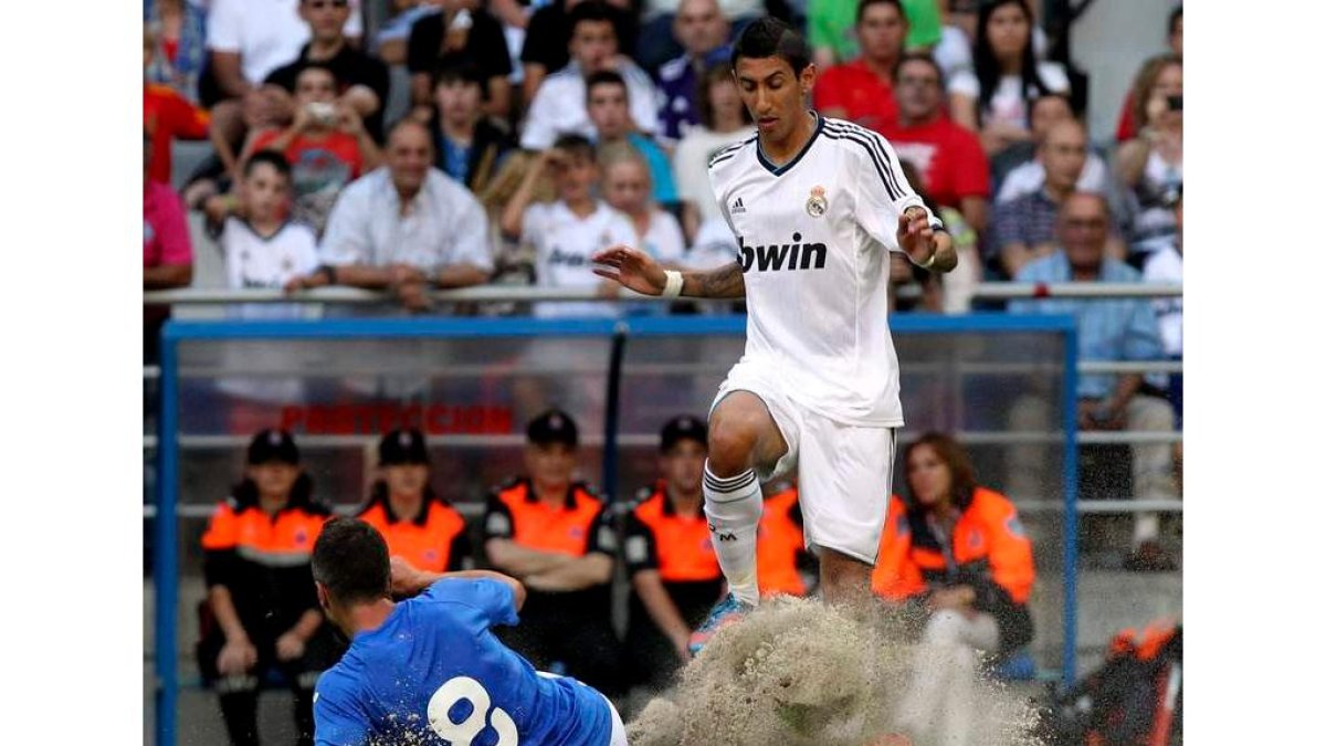 Di María, autor de dos de los cinco goles del Madrid, intenta evitar la entrada de Cervero.