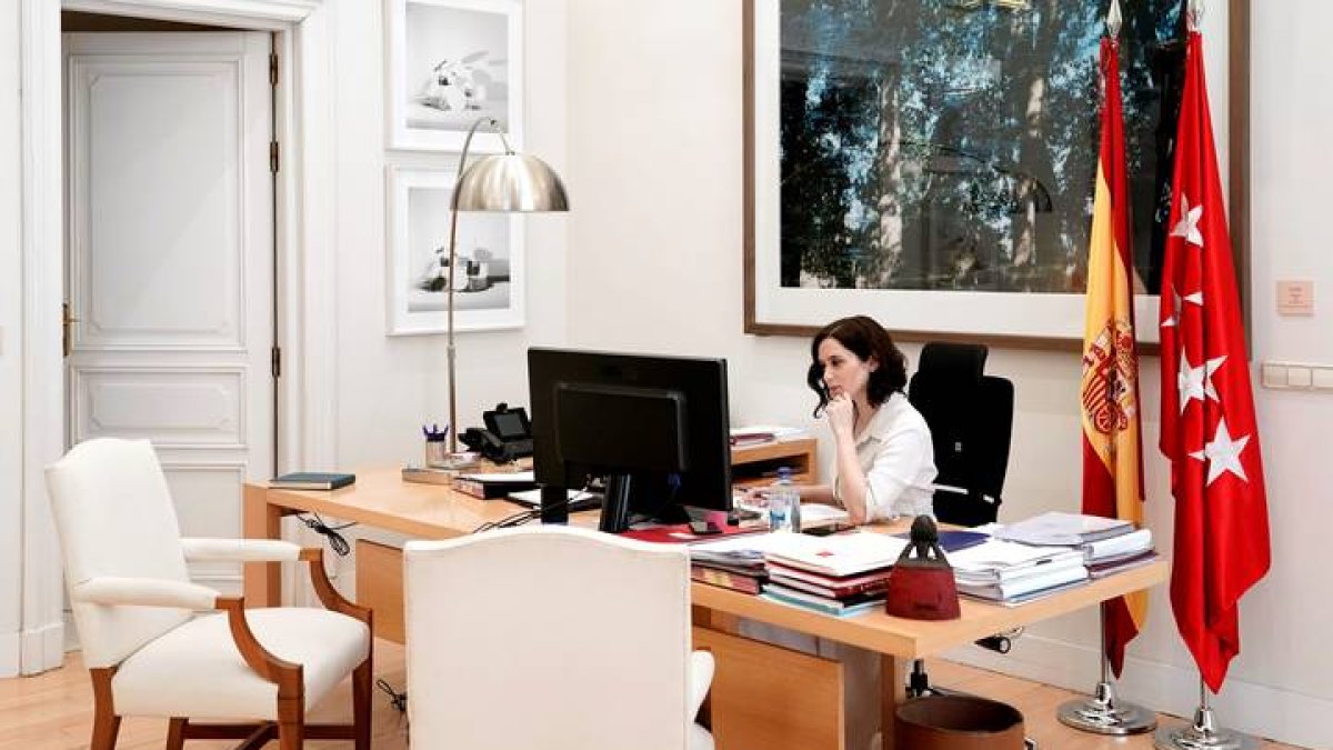 La presidenta de la Comunidad de Madrid, Isabel Díaz Ayuso, trabaja en su despacho este domingo. COMUNIDAD DE MADRID