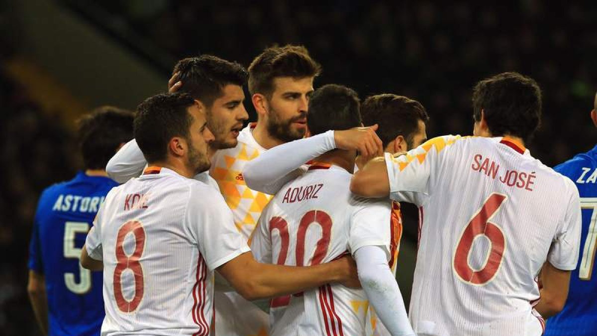Aduriz celebra con sus compañeros su gol que dio el empate a la selección española ante Italia. LANCIA