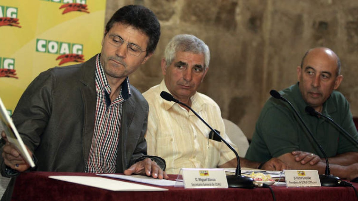 El secretario nacional de Coag, Miguel Blanco, presenta a los medios Coaguía 2012.