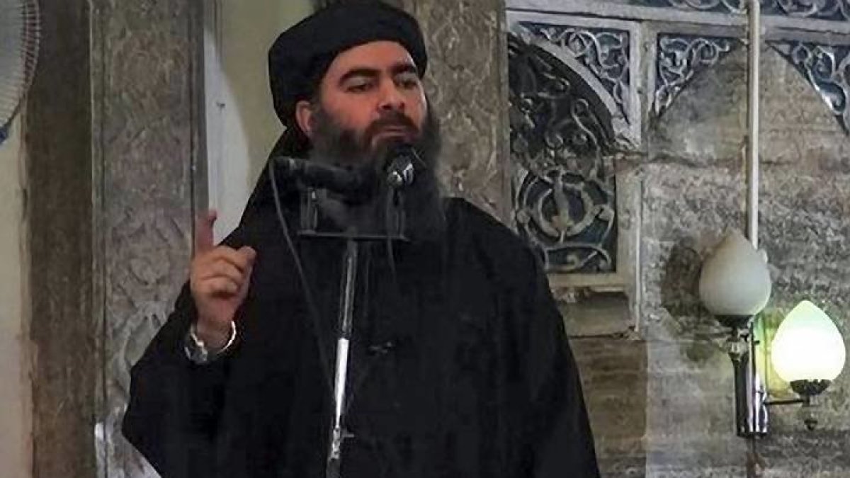 Fotograma de un vídeo facilitado por el grupo terrorista del autodenominado Estado Islámico sin fechar que muestra al líder de dicho grupo terrorista Abu Bakr al Baghdadi