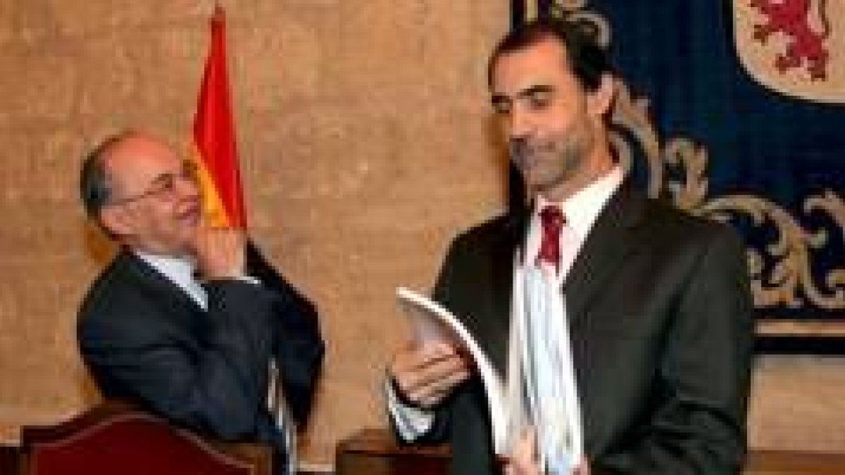 El consejero de Sanidad, César Antón, compareció en las Cortes para explicar el presupuesto del 2006