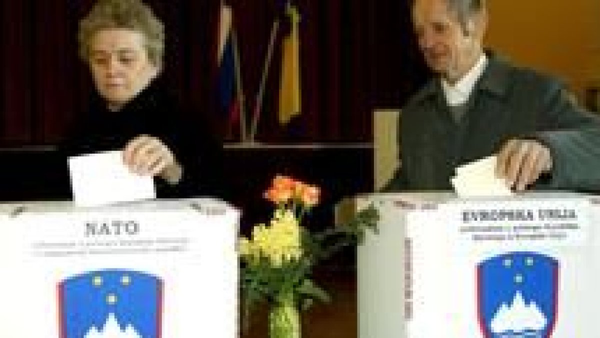 Un matrimonio vota en Liubliana en el referendo sobre la UE y la Otan