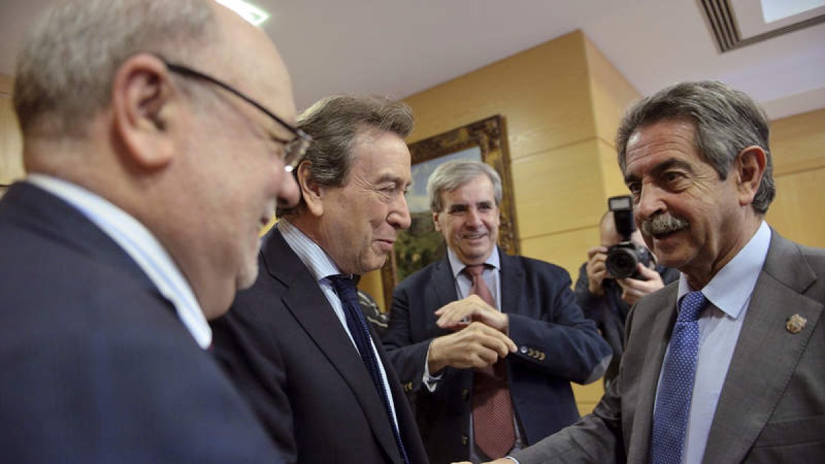 El presidente de Cantabria, Miguel Ángel Revilla, se acercó a saludar a la delegación de la Junta.