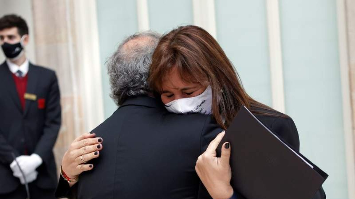 Laura Borràs se abraza al expresidente de la Generalitat, Quim Torra. QUIQUE GARCÏA