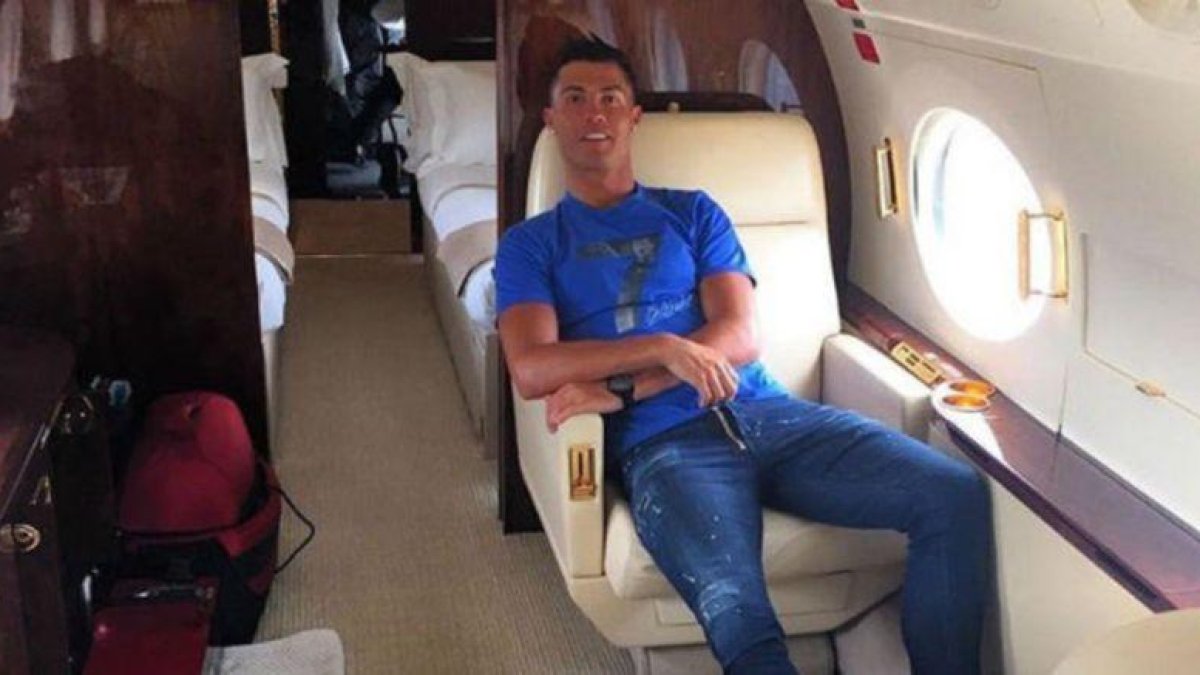 Cristiano Ronaldo en su avión, en una imagen de archivo.