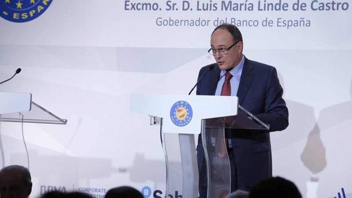 El gobernador del Banco de España, Luis María Linde, durante su intervención en la reunión de la Asociación de Mercados Financieros.