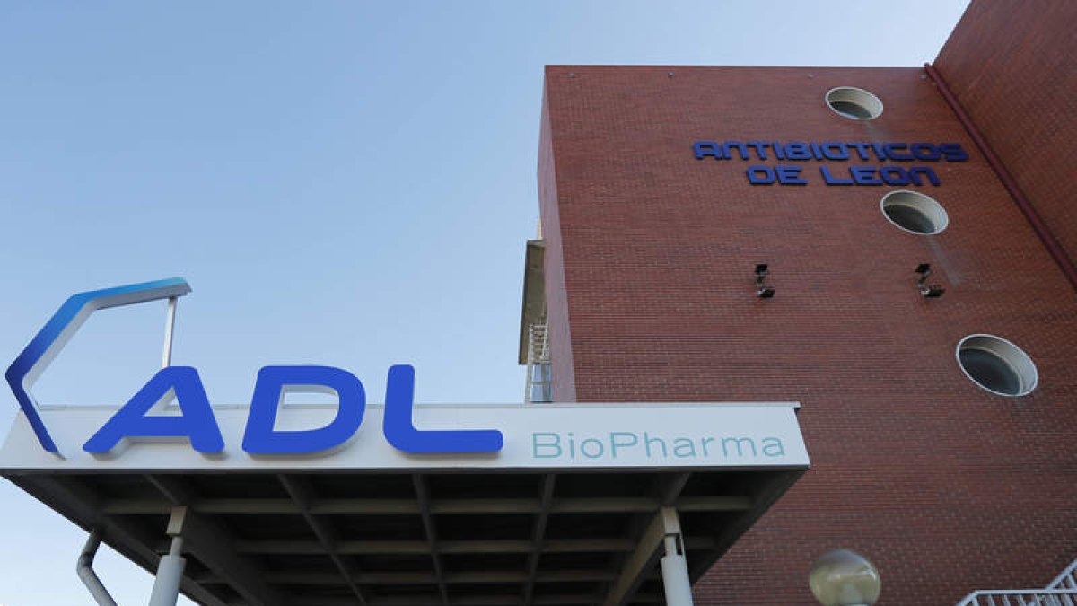 Vista del acceso principal a la factoría de ADL Biopharma, en León. RAMIRO