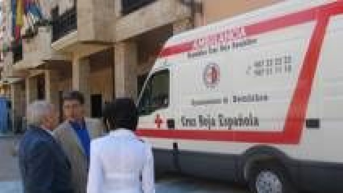 Esteban, Castaño y la edil de Acción Social ante un vehículo de Cruz Roja