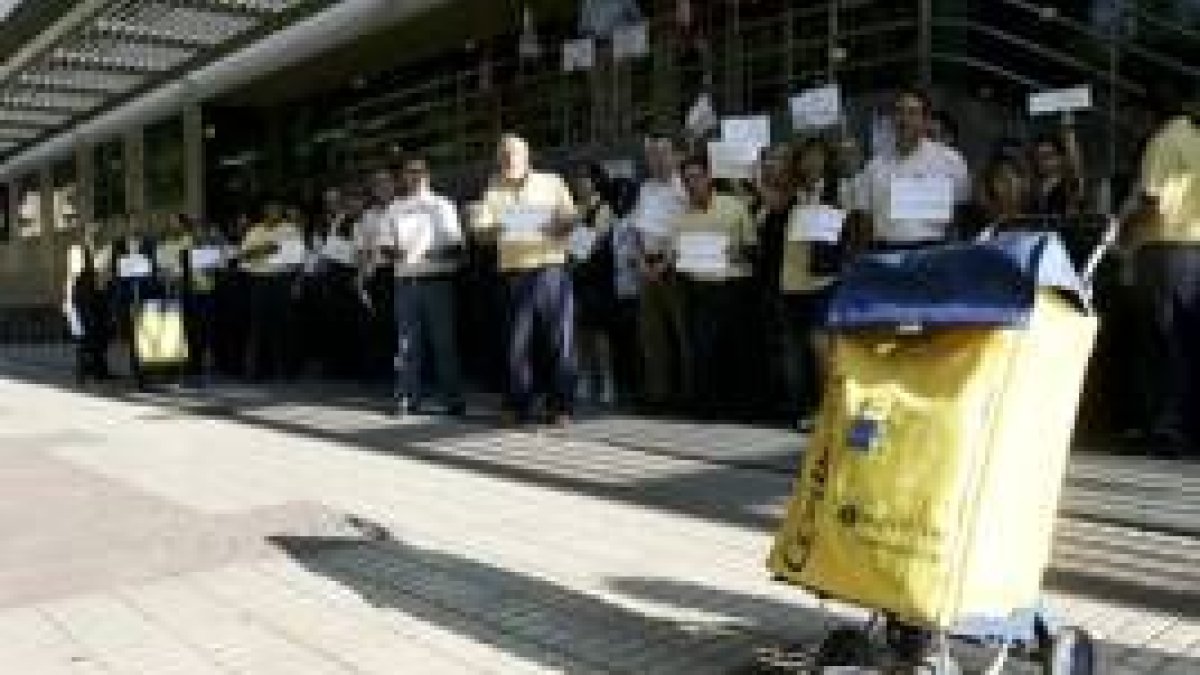 Medio centenar de trabajadores se concentraron ayer ante la sede de Correos en León