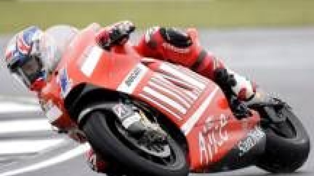 El piloto australiano de MotoGP Casey Stoner, de Ducati, en una sesión de clasificación