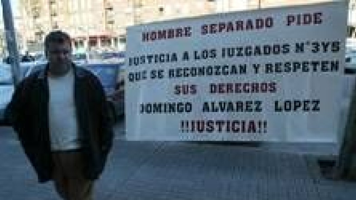 Domingo Álvarez inició una huelga de hambre frente a los Juzgados