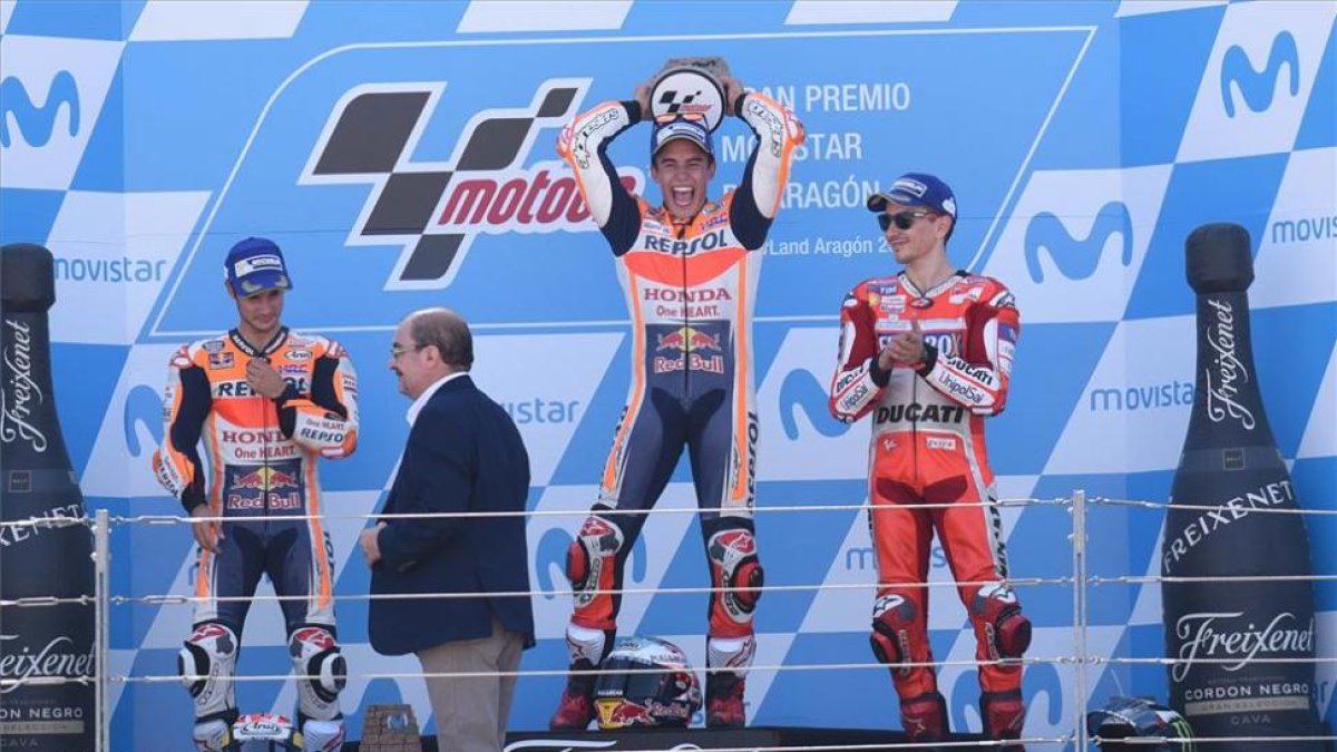 Pedrosa, junto a Lorenzo y el ganador Márquez en el pódium