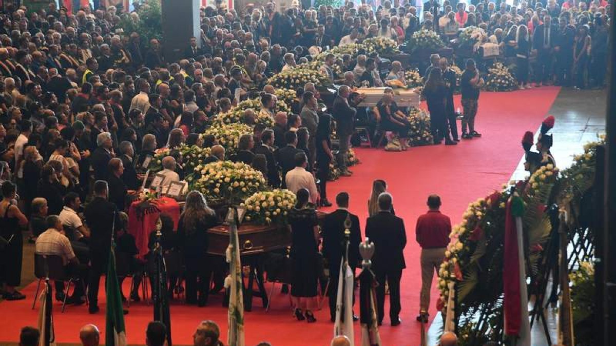 Vista general del funeral de Estado ayer en Génova. LUCA ZENNARO
