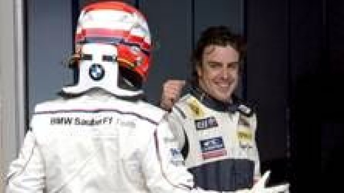 Robert Kubica celebra con el español Fernando Alonso su pole