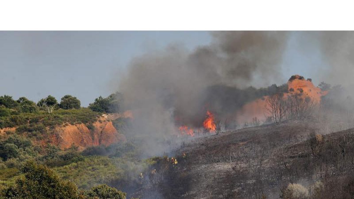 El incendio en Las Médulas se produce justo hace ahora un año de otro similar (en la foto) en este paraje Patrimonio de la Humanidad. ANA F. BARREDO