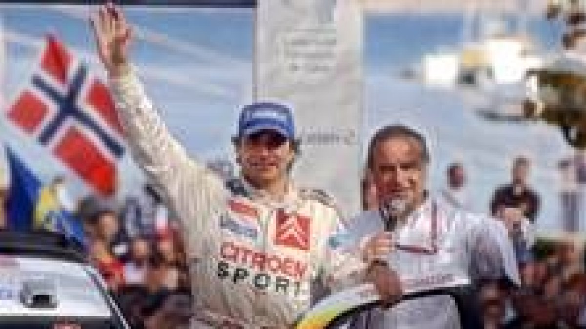 Sainz saluda al público después de conseguir el segundo puesto en el Rally de Ajaccio