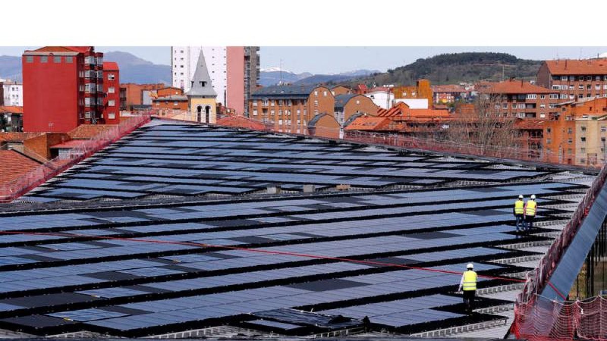 Los 4.400 paneles solares se distribuyen dentro de los 16.000 metros cuadrados que tiene la cubierta del edificio del recinto ferial del Palacio de Congresos. RAMIRO