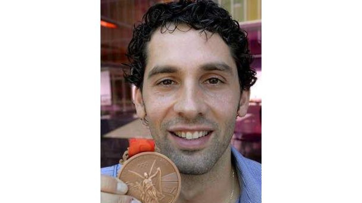 Juanín muestra la medalla de bronce que consiguió en Pekín
