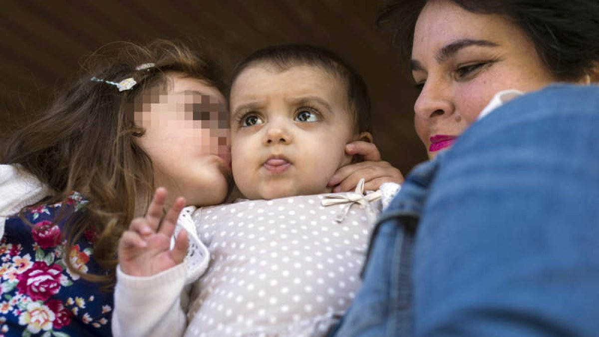 Maribel Rodríguez mira a su hija Emma (centro).