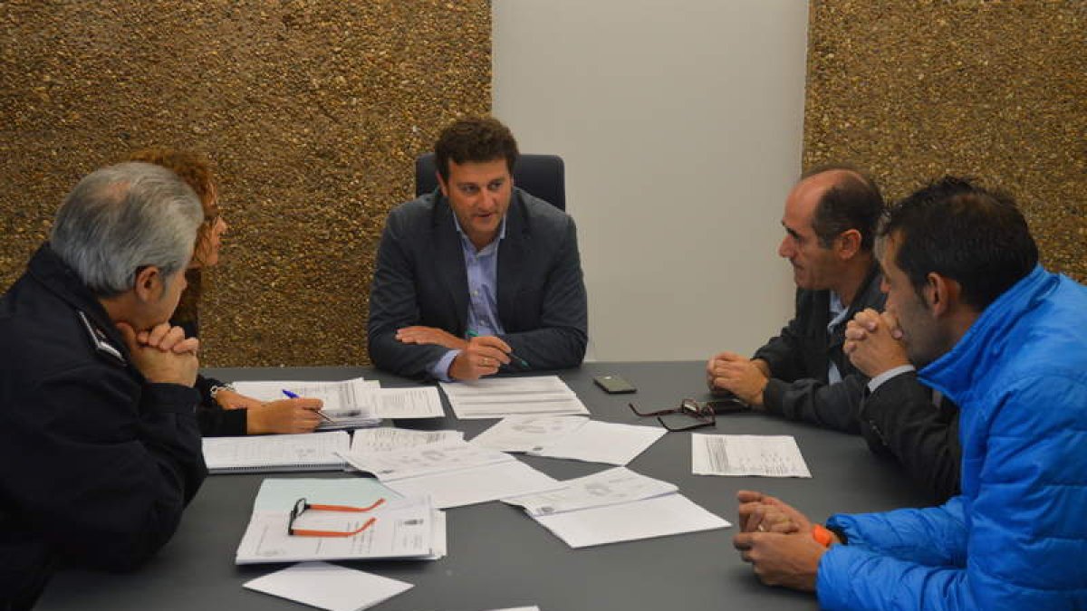 El alcalde, Manuel García, se reunió ayer con agentes, asesores y miembros de servicios sociales. DL