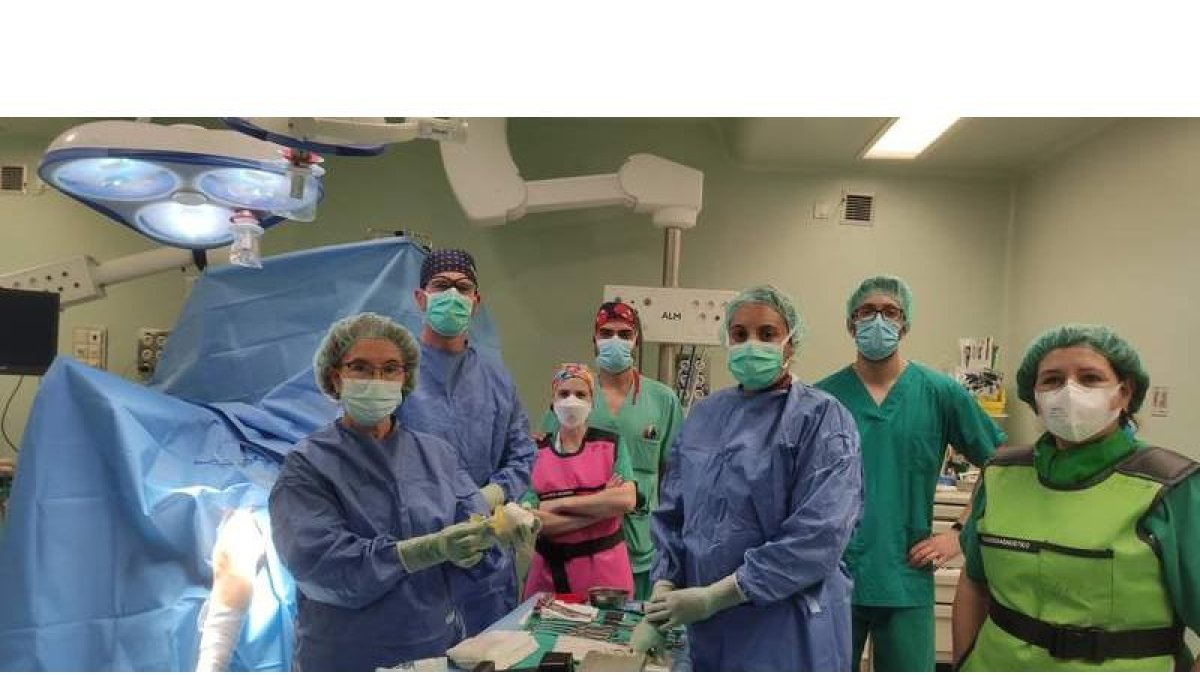 El equipo quirúrgico con la doctora Cabaleiro (izquierda) y Javier Reyero Huerga (segundo por la derecha) tras la intervención del pasado 16 de junio. DL