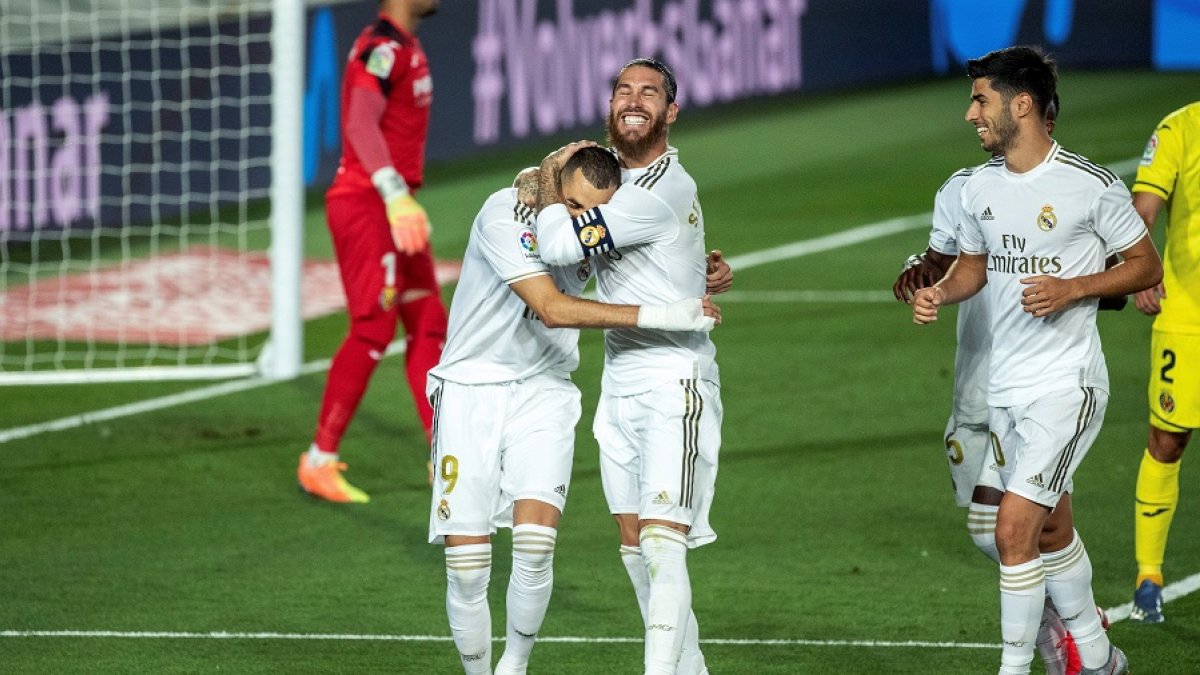 El delantero francés del Real Madrid Karim Benzema celebra con su compañero Sergio Ramos el segundo gol de su equipo durante el partido ante el Villarreal . EFE/Rodrigo Jiménez