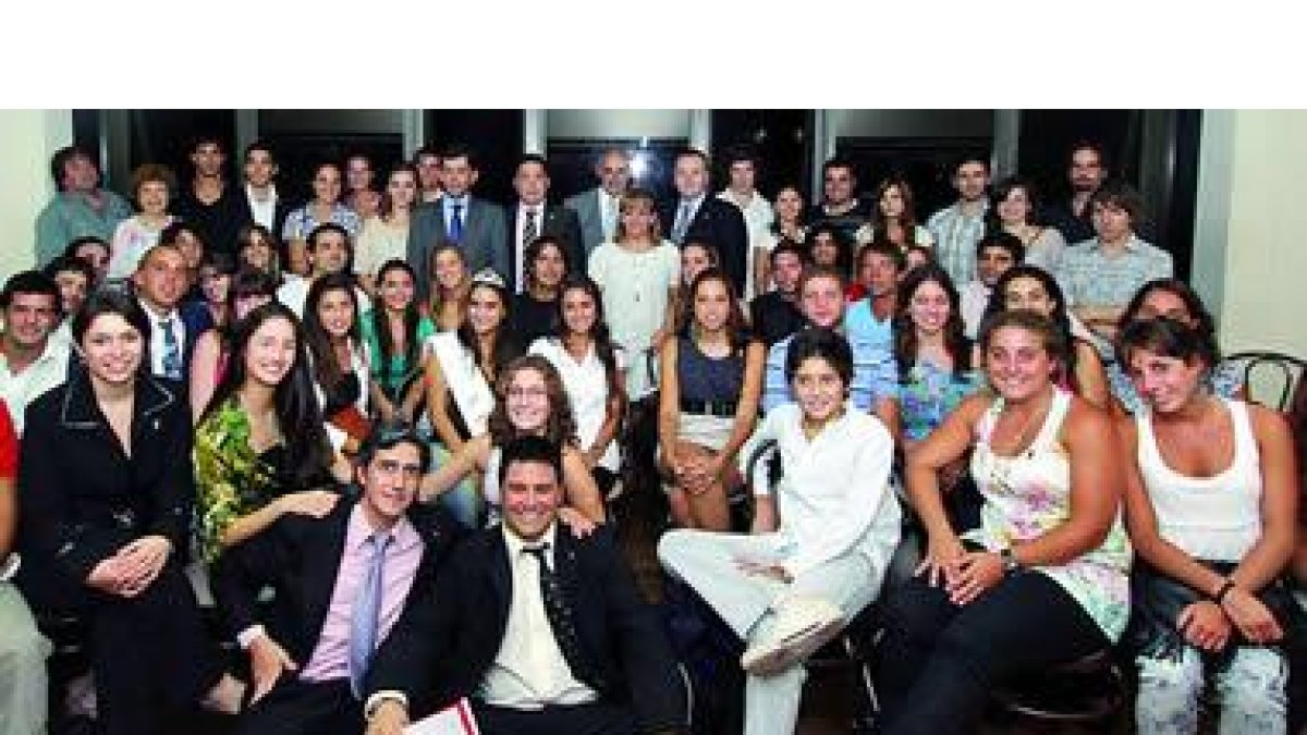 Encuentro de la presidenta de la Diputación con jóvenes descendientes de leoneses en Argentina.