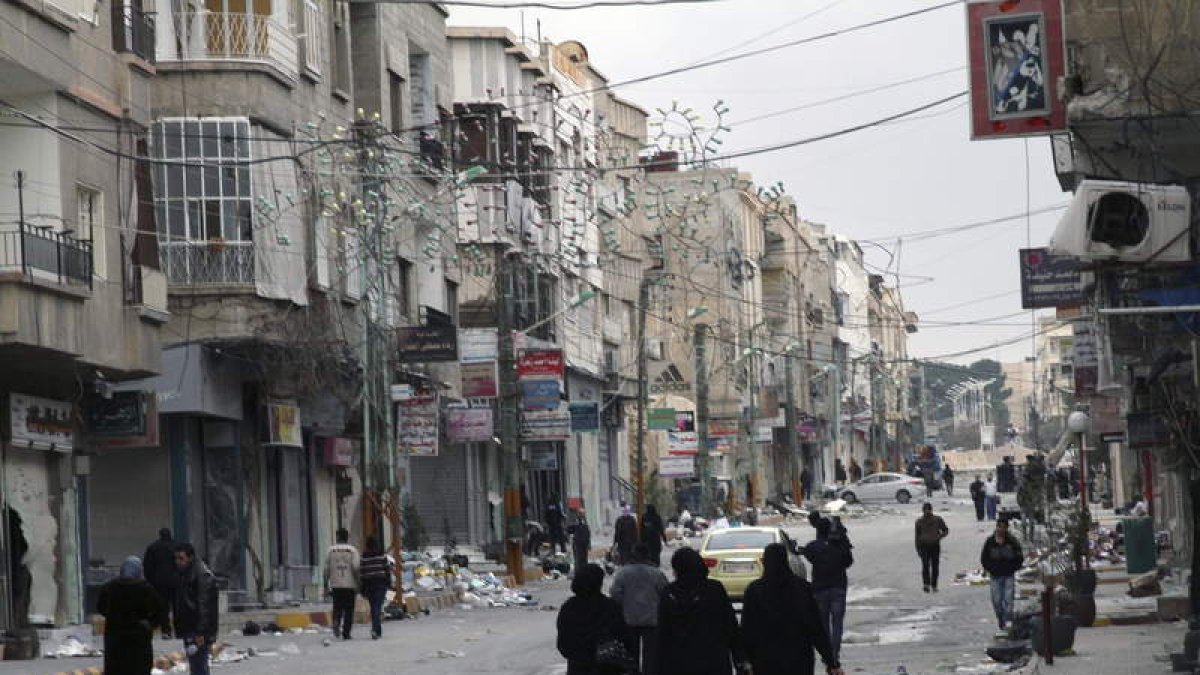 Ciudadanos sirios caminan por la ciudad de Nabek, cuyo control acaban de tomar los opositores.