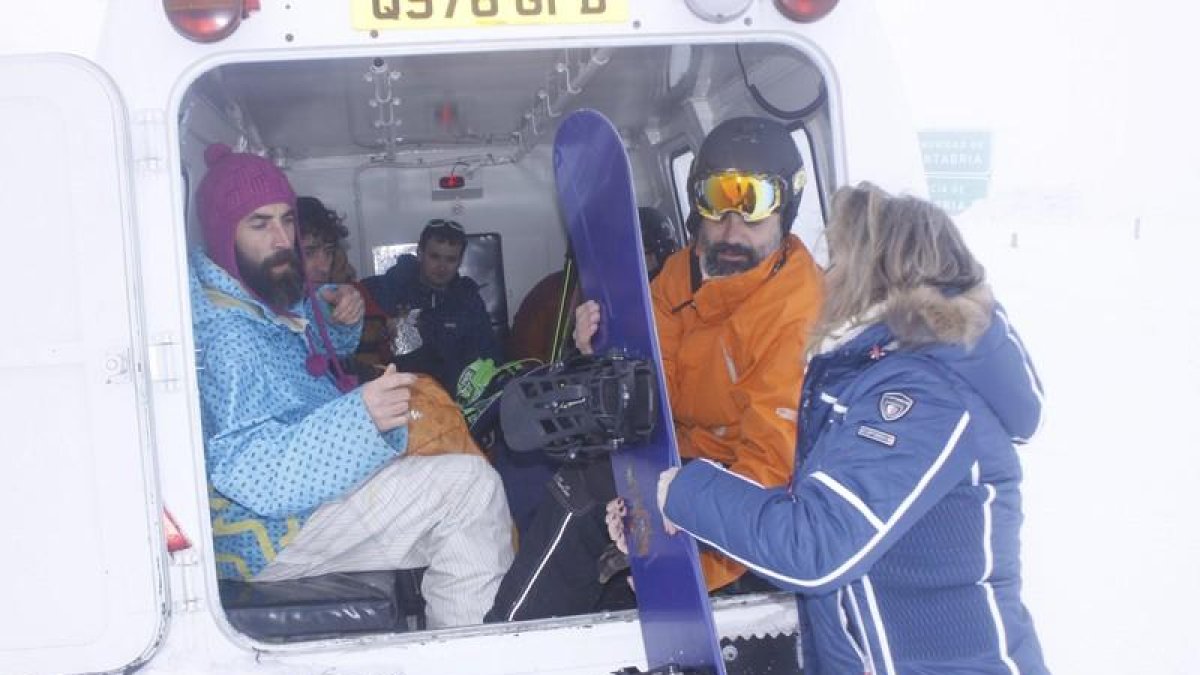 Esquiadores que utilizan un novedoso sistema de transporte en la provincia para esquiar en San Glorio