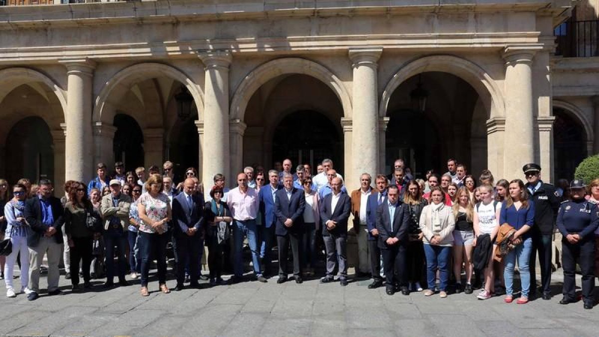 Concentración a las puertas del Ayuntamiento de San Marcelo.