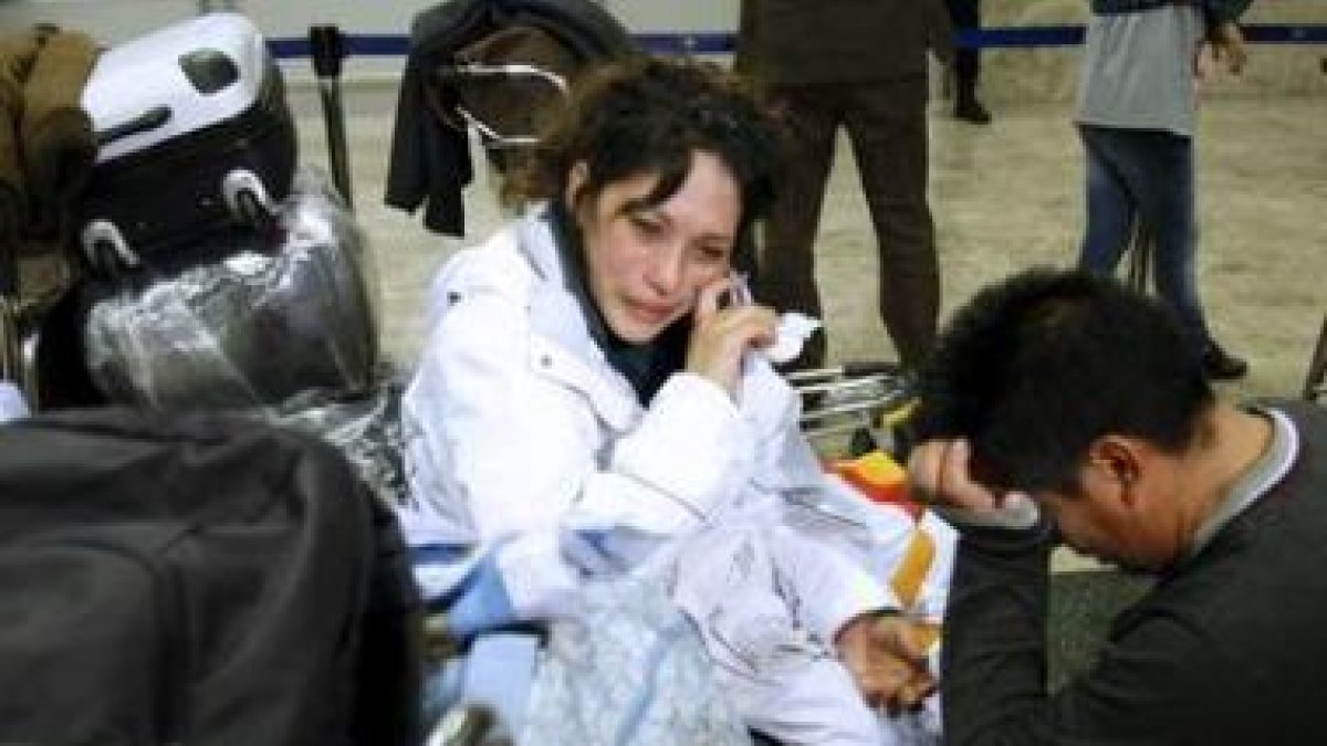Imagen de dos de los pasajeros peruanos, afectados por el cierre de Air Comet.
