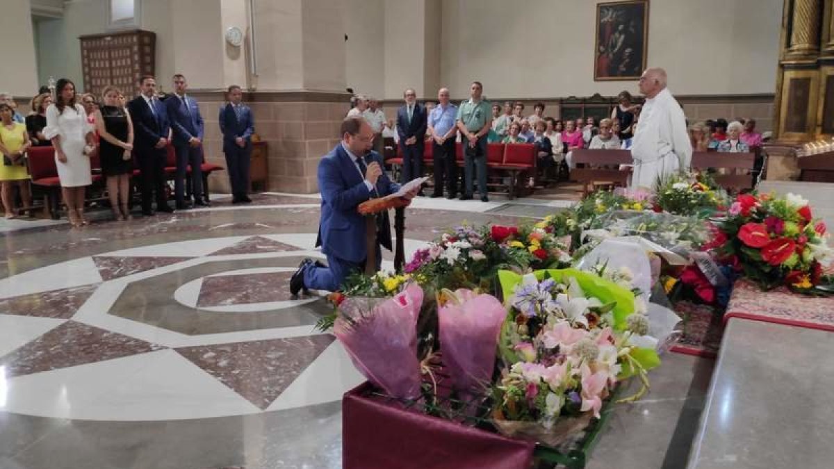 El alcalde, durante la ofrenda a la Asunción. A. R.