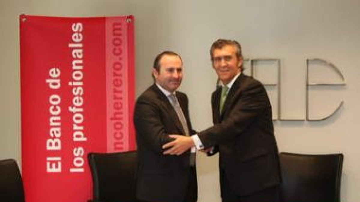Pablo Junceda y Javier Cepedano, durante la firma del convenio ayer en León.
