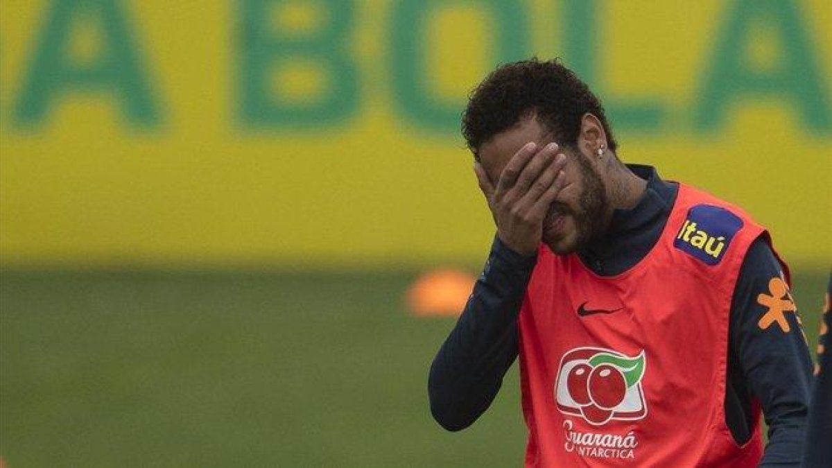 Neymar, en un entrenamiento de la selección brasileña en Granja Comary.